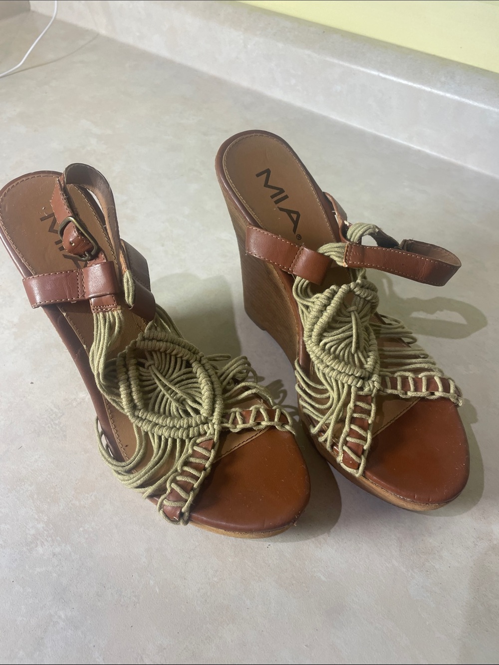 Mia Macramรฉ Style Wedge Platform Sandals SIZE 7.5M Brown Tan Wedge